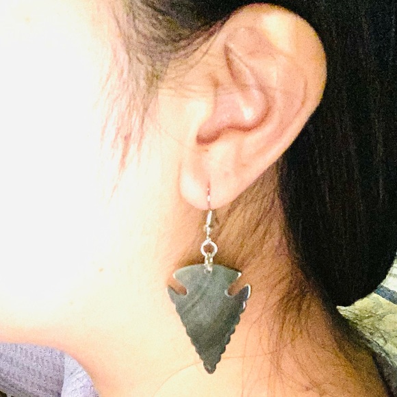 Arrowhead Narrow Shell Earrings - Picture 6 of 6